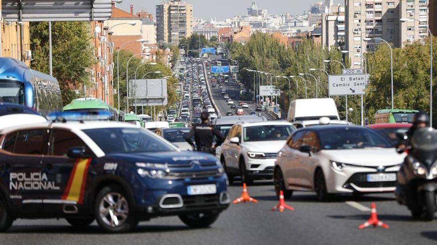 Agentes de Policía Nacional durante un control en la carretera A-5, en Madrid (España), en la tarde del 9 de octubre de 2020.