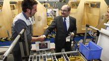 El presidente de Aragón en una visita a General Motors.