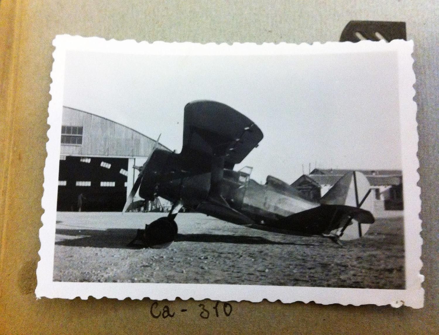 Un Polikarpov I-15, apodado 'Chato' por los republicanos y 'Curtiss' por los nacionales en una imagen tras la Guerra Civil Española con identificaciones franquistas como el aspa de San Andrés