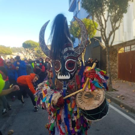 María Hernando encarna a Jarramplas con un traje de fibra de vidrio que pesa 50 kilos