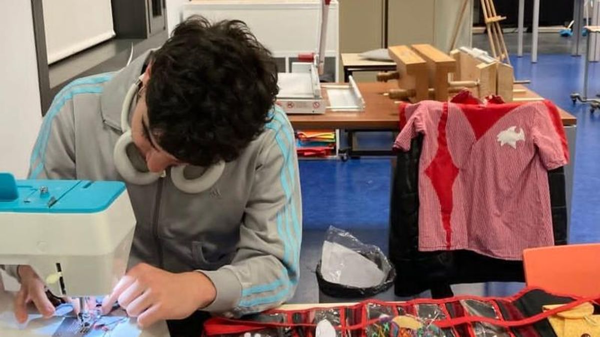 El informático que se lanzó a la costura y diseña moda con prendas recicladas