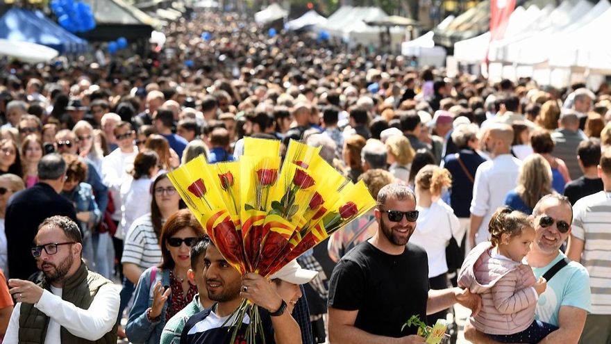 Sant Jordi vuelve a brillar tras años de restricciones y lluvia: “Ya era hora de una 'diada' normal”