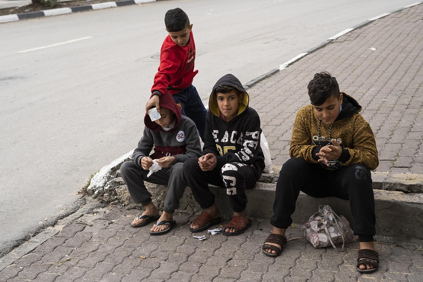 Jóvenes palestinos venden jabones en Nablus (Palestina). | JOAQUÍN GÓMEZ SASTRE