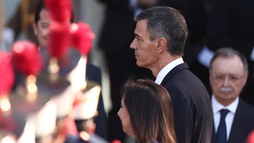 El presidente del Gobierno, Pedro Sánchez, y la ministra de Defensa, Margarita Robles, durante el desfile militar por el 12 de octubre de 2026