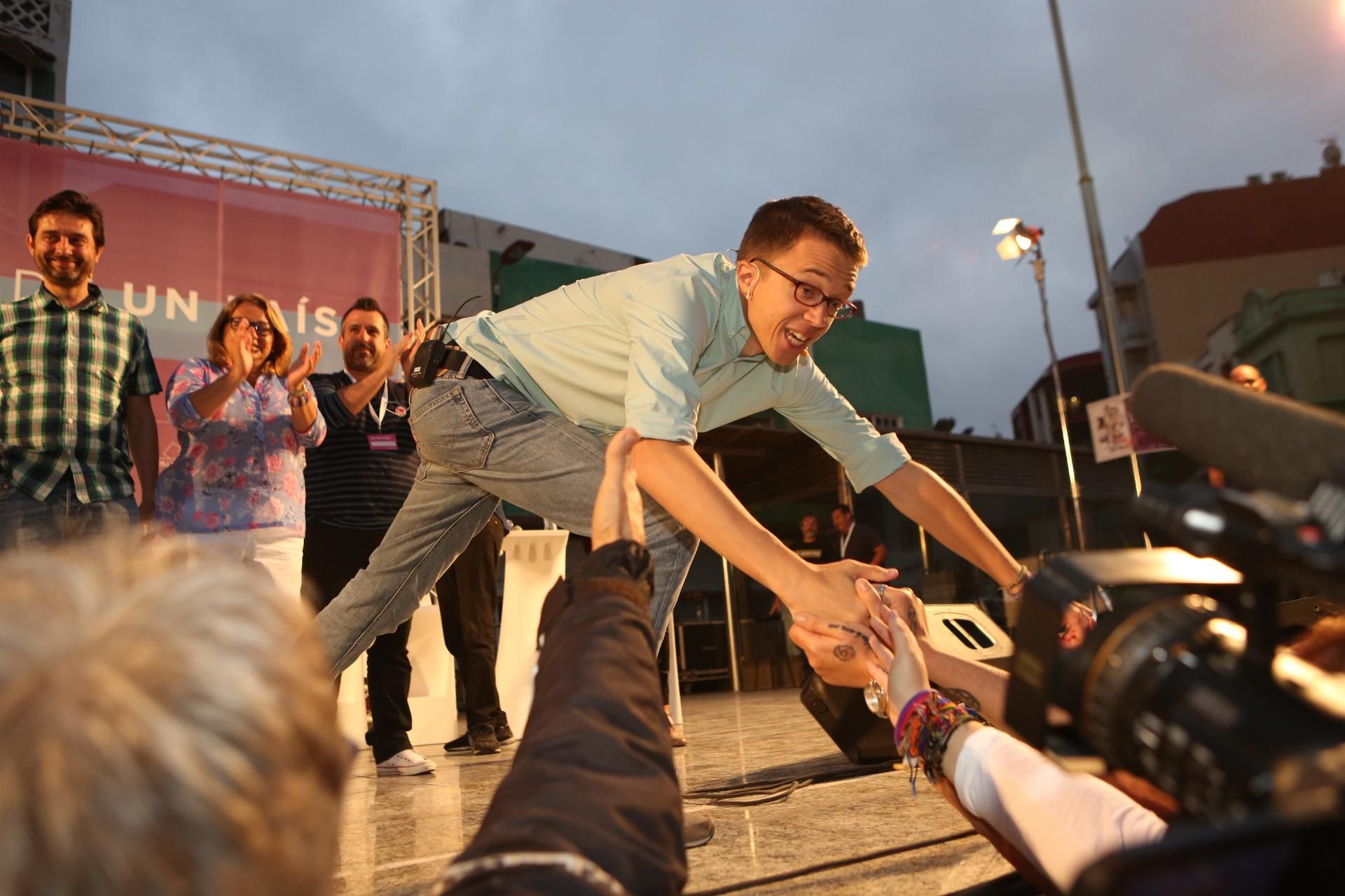 Íñigo Errejón saluda a los asistentes al mitin en Las Palmas de Gran Canaria