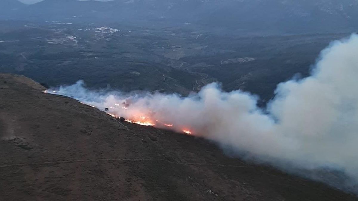 Un incendio forestal en Castellón moviliza a la UME y obliga a confinar el municipio de Sierra Engarcerán