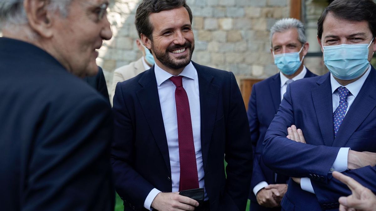 El presidente del PP,  Pablo Casado, junto al presidente de Castilla y León, Alfonso Fernández Mañueco, y el exministro Rafael Arias Salgado. En Ávila, 19 e julio de 2021.