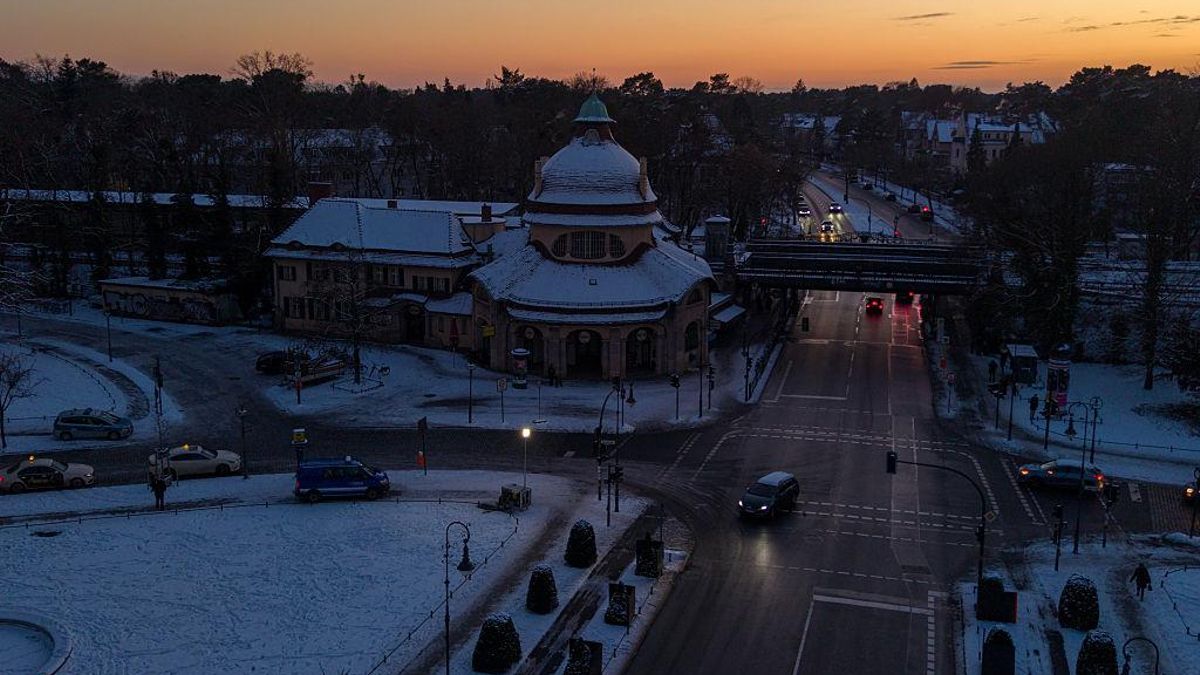 Vista aérea de la estación de tren S-Bahn Mexikoplatz, en el distrito de Zehlendorf, a oscuras, mientras un generador alimenta una farola durante el apagón de enero de 2026 en Berlín. Christian Ender / Getty Images