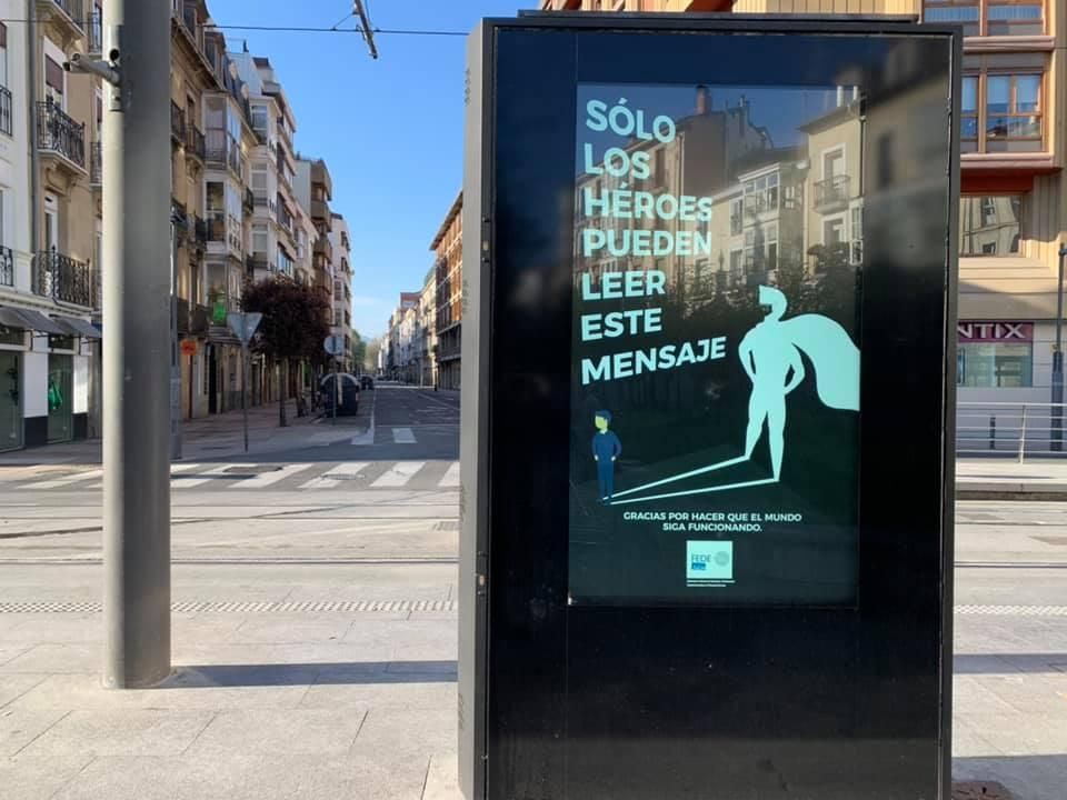 Un cartel, en la plaza del General Loma