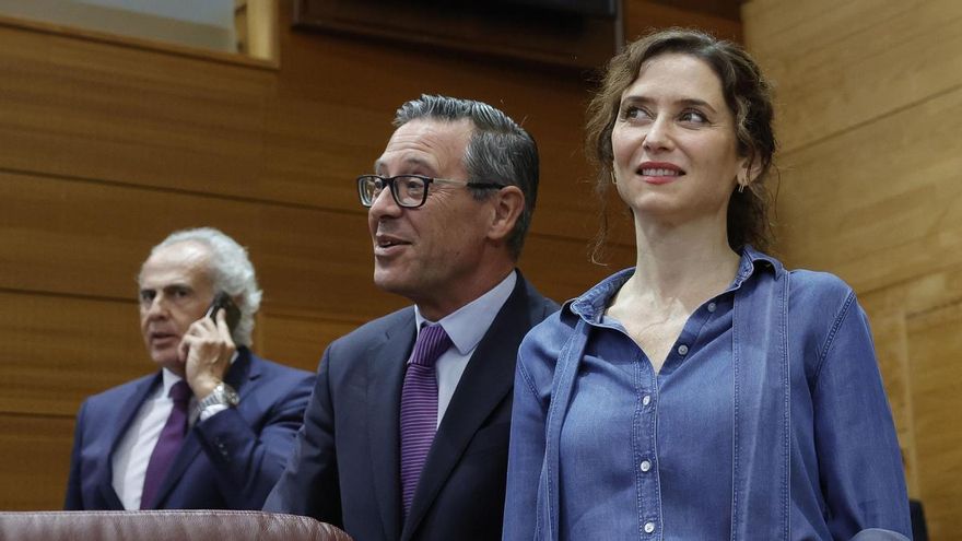 La presidenta de la Comunidad de Madrid, Isabel Díaz Ayuso, junto al diputado Alfonso Serrano a su llegada a la Asamblea de Madrid para asistir a un nuevo pleno este jueves.