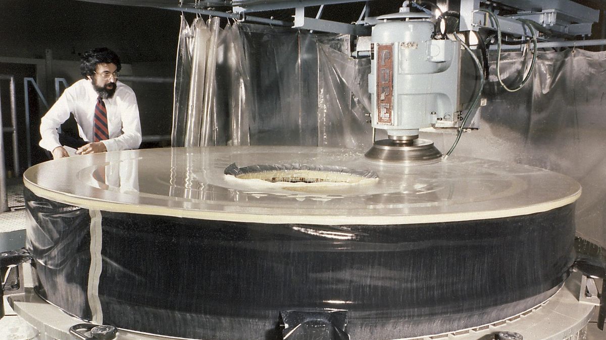 Espejo primario de Hubble mientras se pulía en las grandes instalaciones de fabricación óptica de Perkin-Elmer Corporation en 1979
