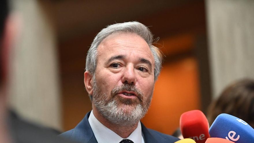 Azcón dice que en caso de urgencia se atenderá a los migrantes pese a la "prioridad nacional" y que su Gobierno respetará la ley