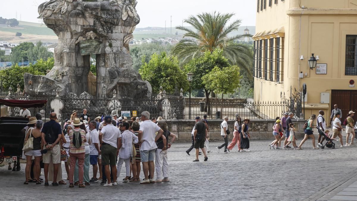 Turistas en Córdoba con aviso rojo por calor