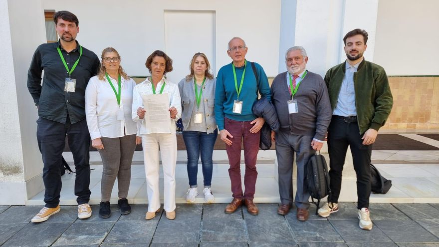 Familias de Écija acuden al Parlamento a "exigir" responsabilidad a la Junta por sus viviendas, en manos de un fondo buitre