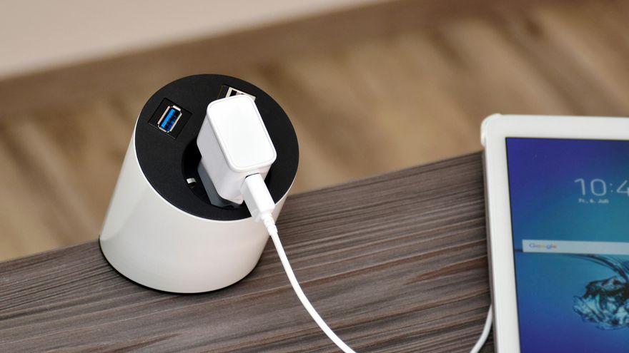 ¿Qué conectar primero, el móvil o el cargador? El orden más seguro para enchufar el teléfono