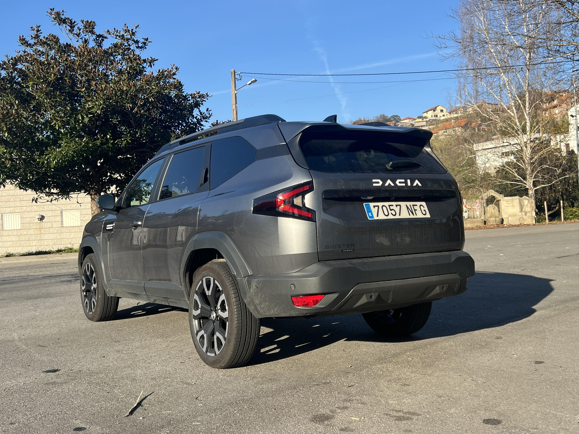 Vista lateral y trasera del nuevo SUV de Dacia.
