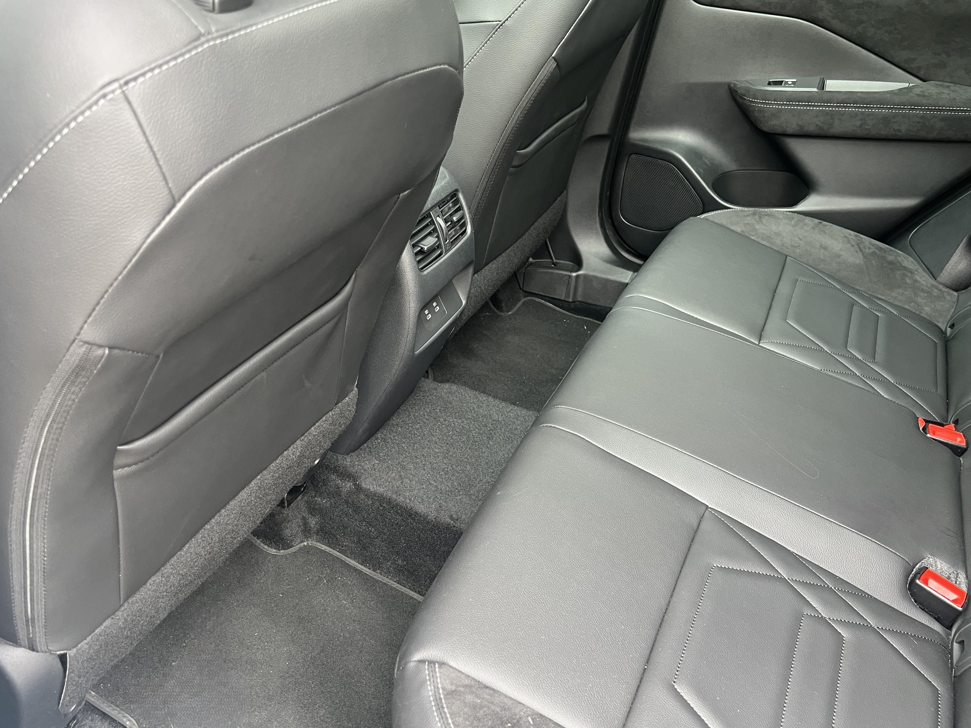 Las plazas traseras son amplias y el túnel de transmisión no abulta demasiado.