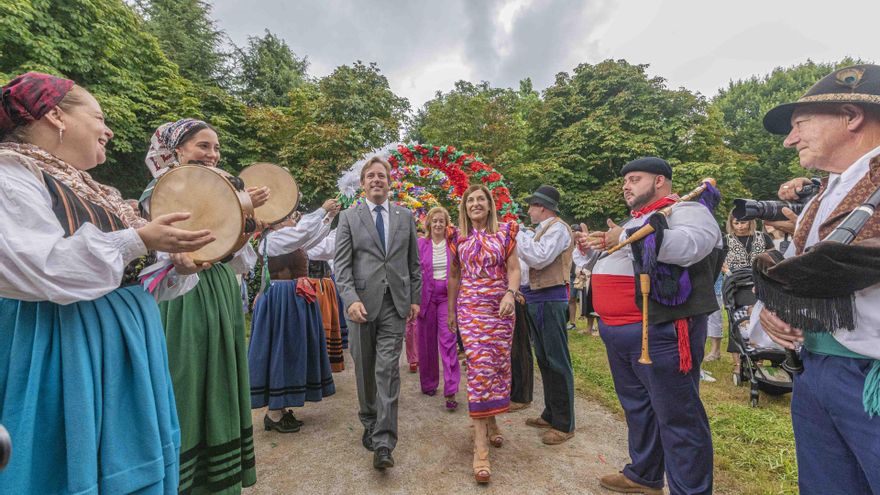 La presidenta de Cantabria, María José Sáenz de Buruaga, y el alcalde de Reocín, Pablo Diestro, en el Día de las Instituciones en 2025