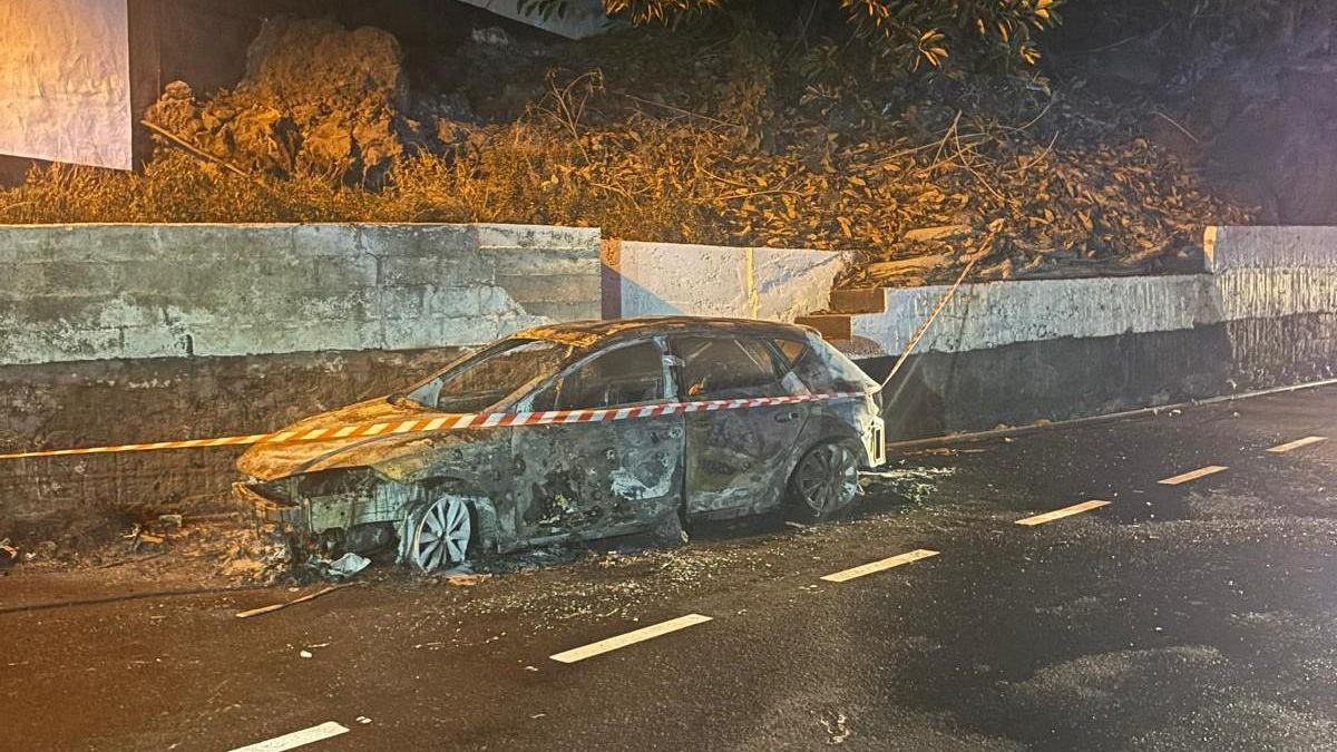 Arde  un vehículo estacionado en Tazacorte de madrugada