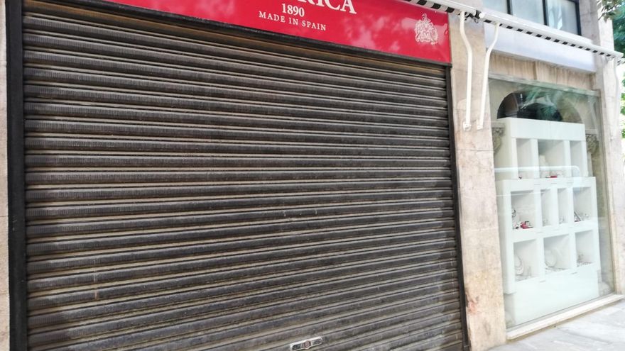 La tienda de Majorica en la calle Palau Reial de Palma, cerca de la catedral, con la persiana bajada.