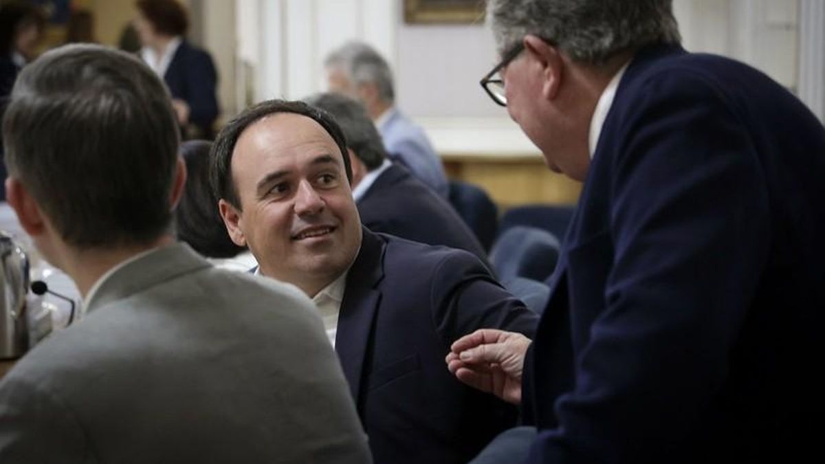 La Policía Local de València se persona en las Corts para entregar a Pérez Llorca un requerimiento del juzgado de la dana