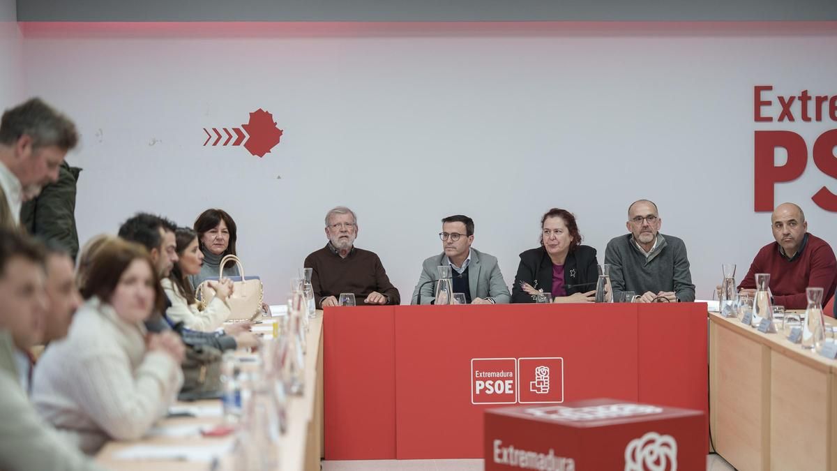 El expresidente de la Junta de Extremadura, Juan Carlos Rodríguez Ibarra (2i) y el hasta ahora candidato socialista a la Presidencia de la Junta, Miguel Ángel Gallardo (c), durante la reunión de la Comisión Ejecutiva Regional del PSOE de Extremadura para valorar el resultado electoral