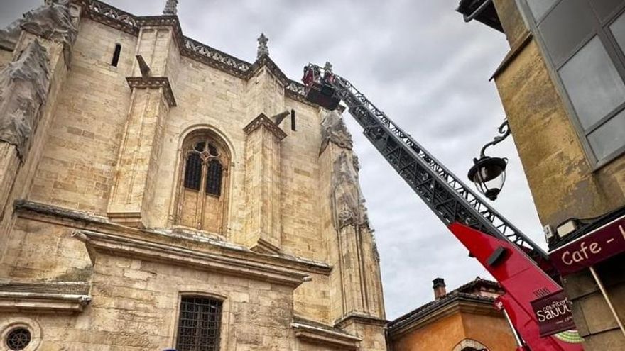 Nuevos desprendimientos del ábside de San Isidoro en León amenazan ahora a los paseantes
