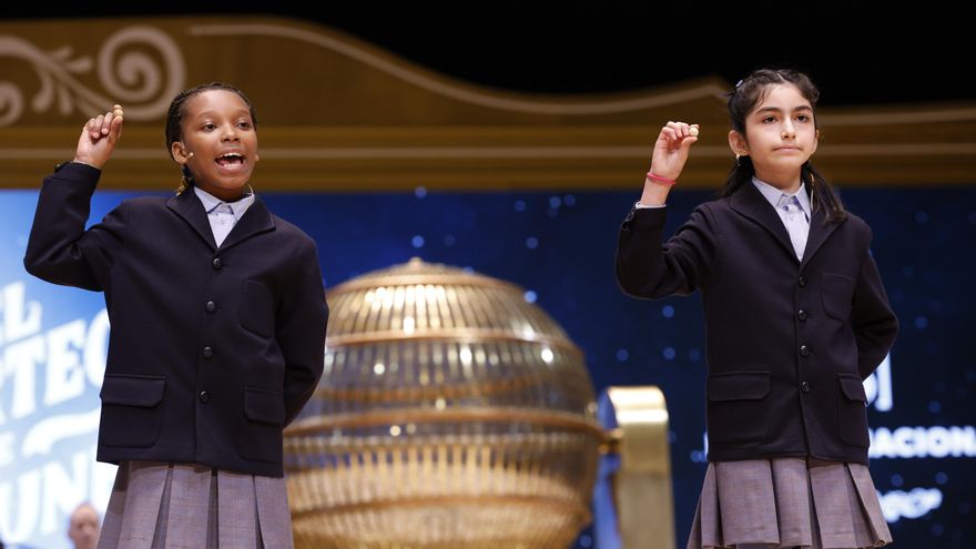 MADRID, 22/12/2024.- Imagen de archivo de dos niñas de la Residencia San Ildefonso de Madrid, Rosario Martínez (d) y Fidelia Sañaba (i), cantando uno de los premios de la Lotería de Navidad de 2024. EFE/Javier Lizón