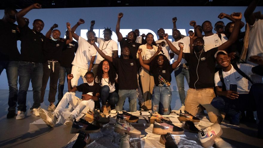 Los manteros lanzan su primera colección de zapatillas deportivas solidarias