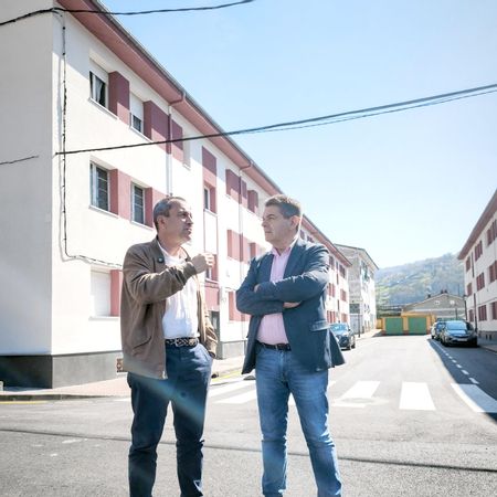 El consejero Ovidio Zapico, a la izquierda, conversa con el alcalde de San Martín del Rey Aurelio, José Ramón Martín Ardines.