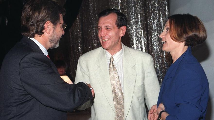 Eloy de la Iglesia (centro), junto a Pilar Miró en el Festival de Cine de San Sebastián