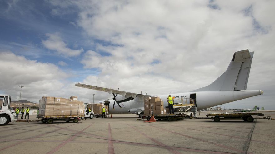 Descarga del  avión del material sanitario adquirido en China por el Gobierno de Canarias.