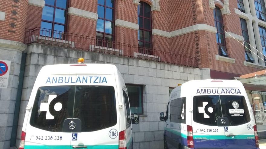 Archivo - Ambulancias ante un pabellón del Hospital de Basurto, en Bilbao