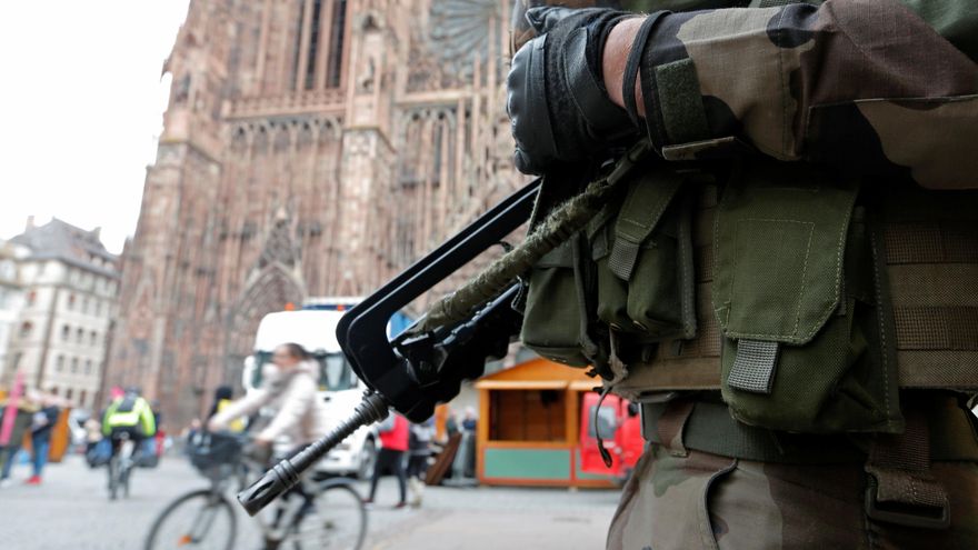Un soldado francés en la catedral de Estrasburgo, en 2016