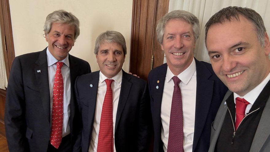 Aumentar reservas, frenar el dólar y la lupa sobre el lavado: claves y dudas del blanqueo que anunció el Gobierno