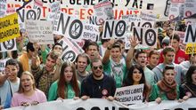 Estudiantes durante las manifestaciones de octubre de 2013 contra los recortes en educación.\EFE