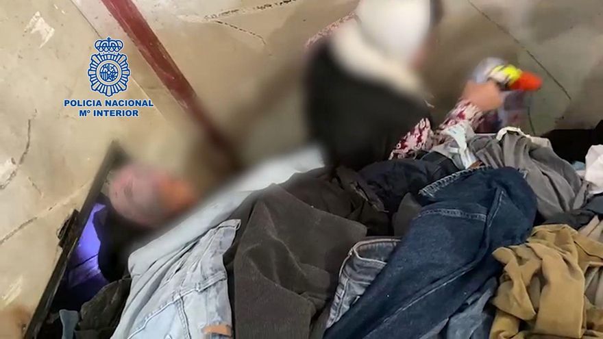 Dos de las mujeres ayudadas por la Policía para salir del zulo