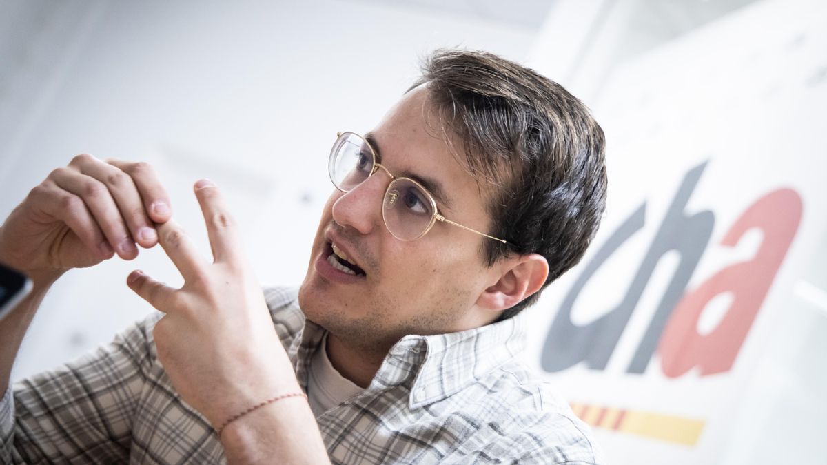 El candidato de CHA, Jorge Pueyo, en la sede del partido en Zaragoza.