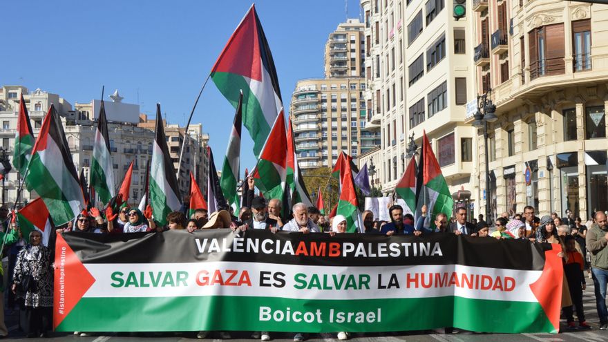 Miles de personas marchan en València para pedir "derechos humanos" para el pueblo palestino: "Tienen familia e historia"