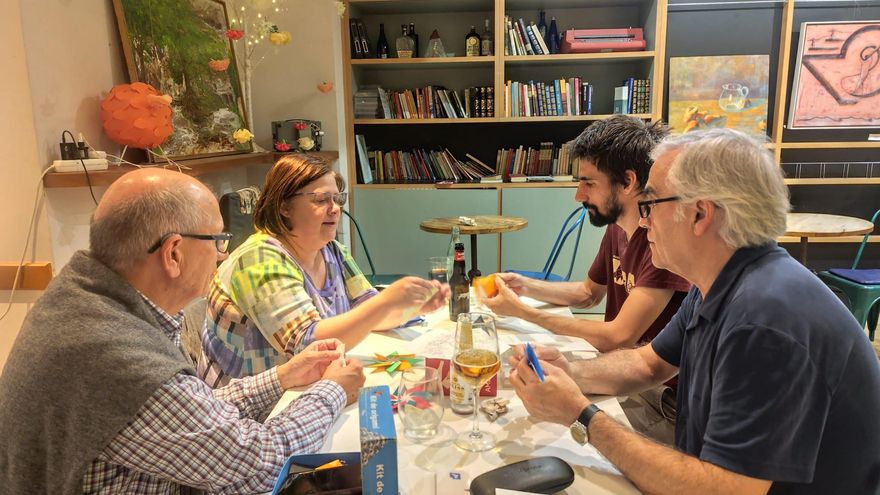 Ochenta años plegando papel por amor al arte en Zaragoza