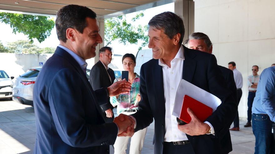 El presidente de la Junta de Andalucía, Juanma Moreno, saluda este lunes al delegado del Gobierno en Andalucía, Pedro Fernández, quien ha participado en la reunión del Comité Asesor del Plan Territorial de Emergencias.