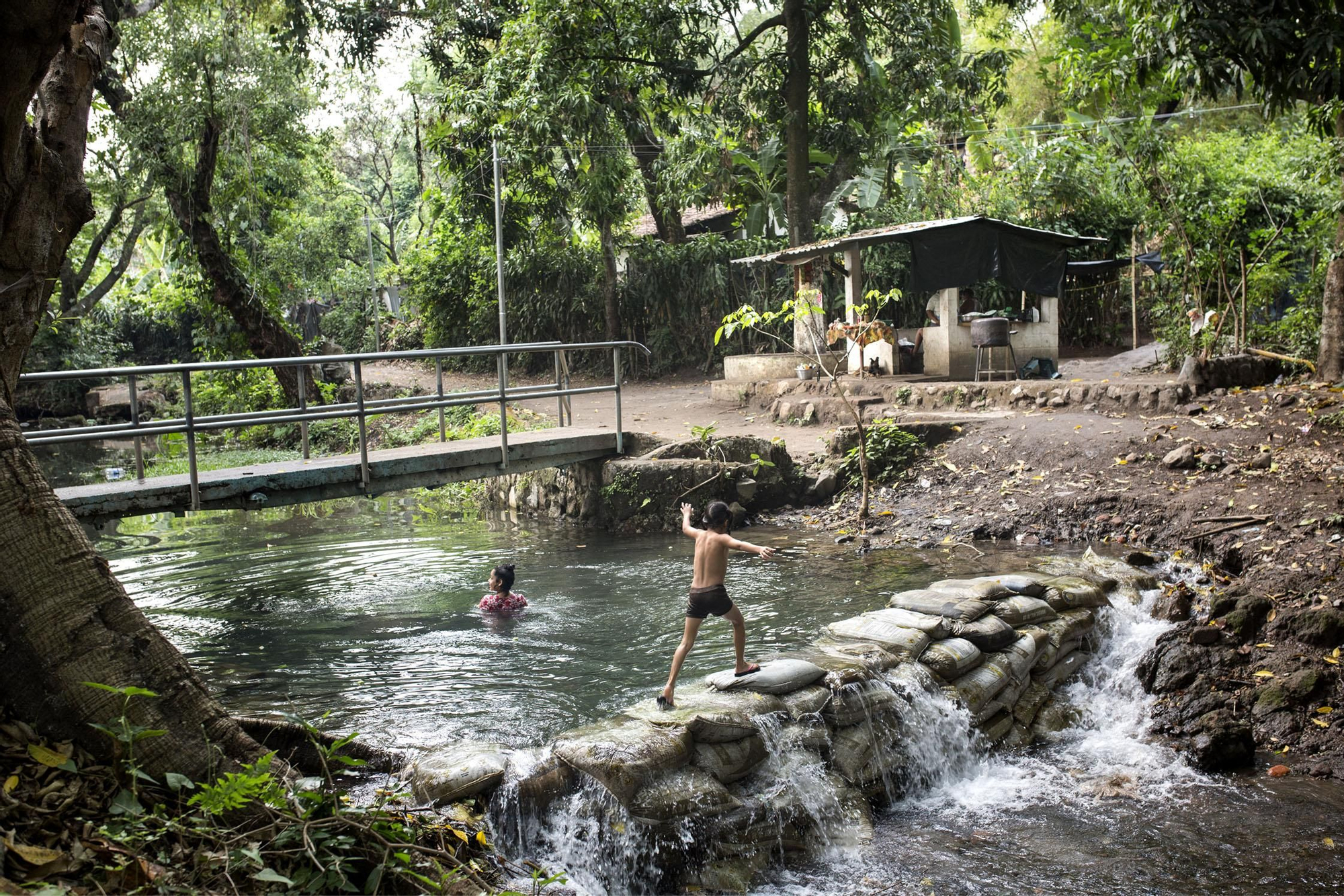 En Nejapa, la comunidad construyó una presa casera para conservar el agua del manantial antes de que se diluyera en el río Acelhuate. Ahora, los habitantes de Nejapa aprovechan esta poza para bañarse. El río Acelhuate, que rodea la capital de San Salvador, es el más contaminado del país aunque sólo 5 empresas son las responsables de contaminar el 70% de su caudal.