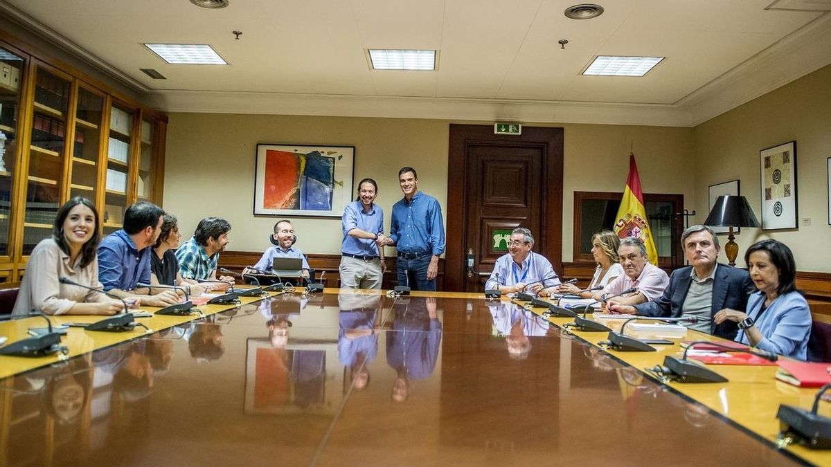 PSOE y Podemos acuerdan crear una mesa de colaboración parlamentaria y discrepan en soluciones para Cataluña