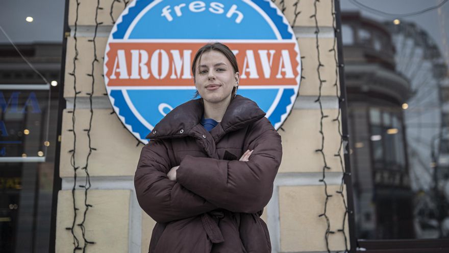 María frente a la cafetería donde trabaja en Kiev.