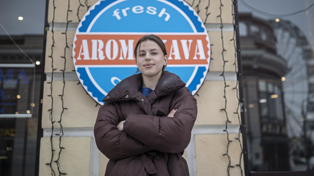 María frente a la cafetería donde trabaja en Kiev.