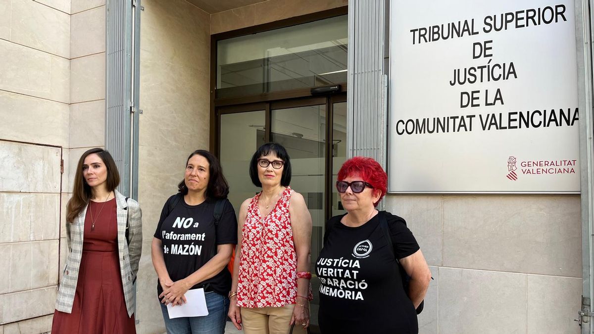 De izquierda a derecha, la abogada Miriam Salmerón, la presidenta de la asociación, Mariló Gradolí, y Toñi García, familiar de dos víctimas de la dana, ante el TSJ-CV.