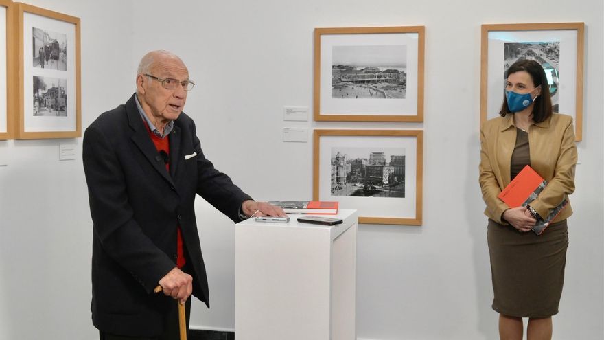 José Luis Araúna, junto a la alcaldesa de Santander, el día de la inauguración de la muestra del CDIS.