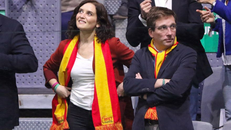 Ayuso dobla las apuestas de Almeida por la jura de Leonor: más banderas, más pantallas y un dulce con la rojigualda