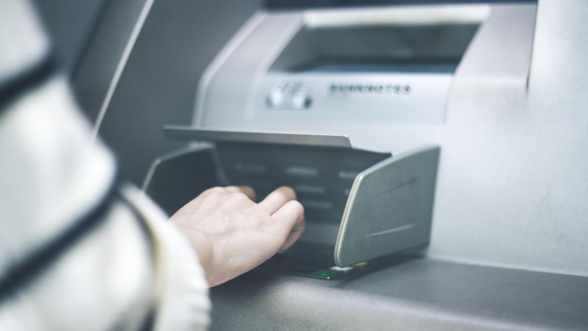 Qué hago si el cajero automático me retiene los billetes