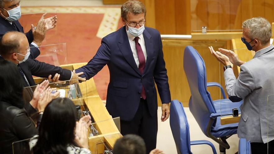 El presidente de la Xunta, Alberto Núñez Feijóo (c), es felicitado por los miembros del grupo popular al ser proclamado presidente tras la votación en el pleno de investidura, hoy jueves en el Parlamento gallego, en Santiago de Compostela.